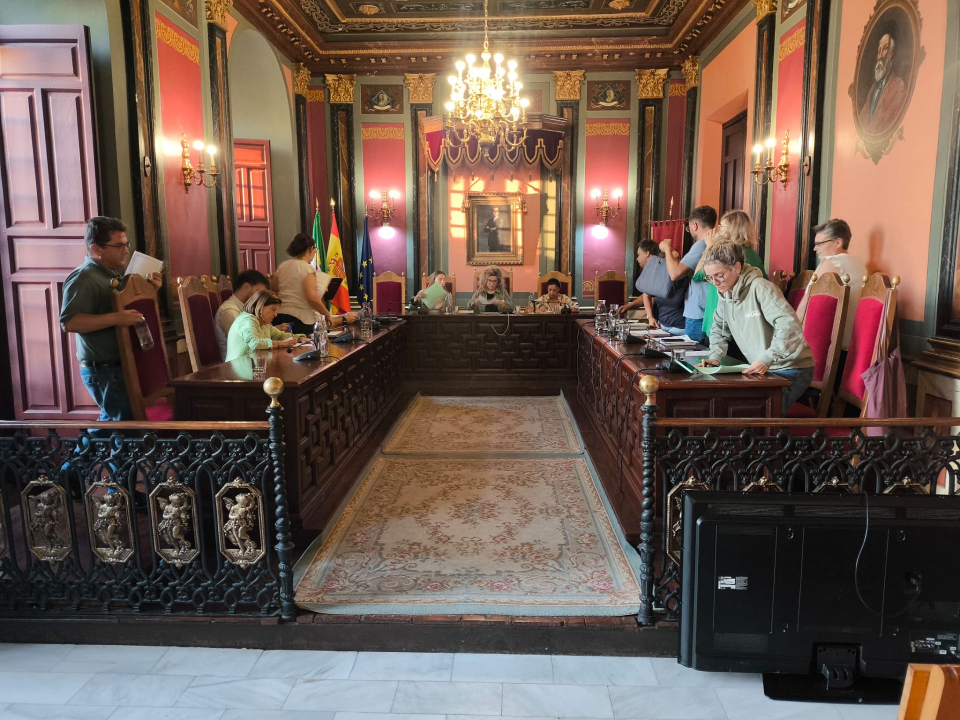 Los integrantes de la corporación se levantan, tras votar en contra de la ratificación de la urgencia