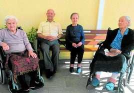 Juana, Juan, Antonia, y Venancia, en la residencia de mayores, hace unos días.