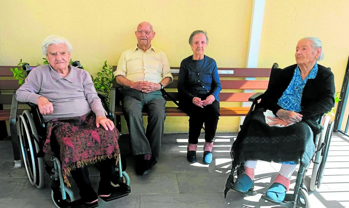 Juana, Juan, Antonia, y Venancia, en la residencia de mayores, hace unos días.