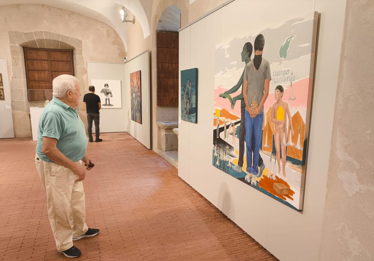 Visitante en la exposición.