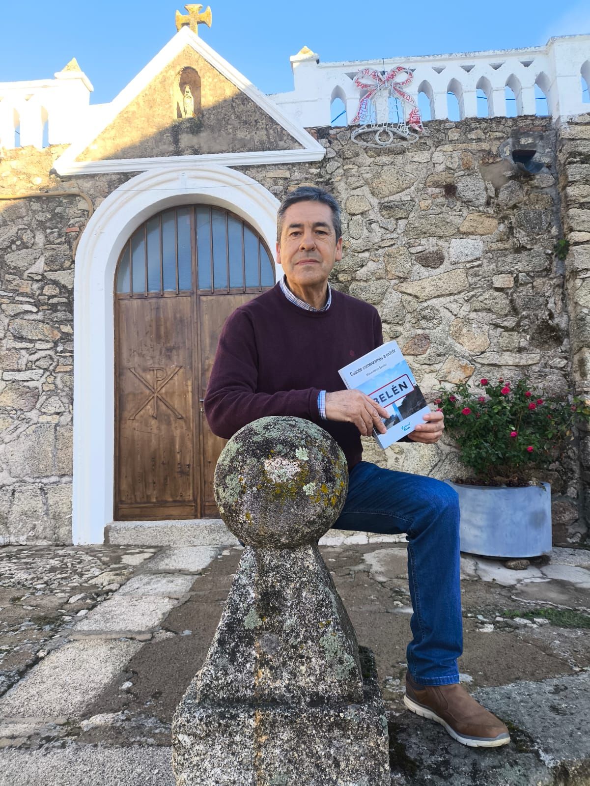 El autor, en el atrio de la iglesia de Belén.