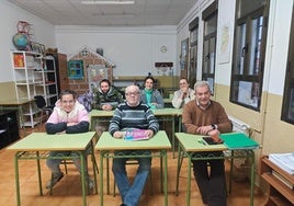 Estudiantes del aula de adultos.