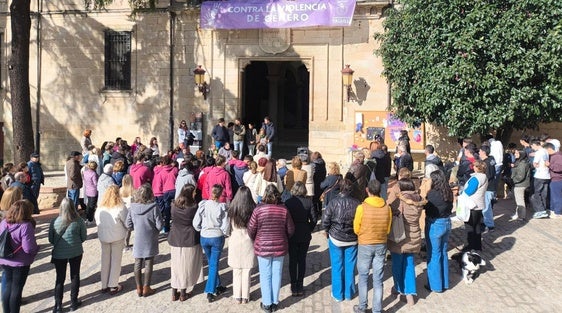 Decenas de personas participan en el acto contra la violencia de género