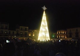 El árbol de Navidad situado en la plaza Mayor.