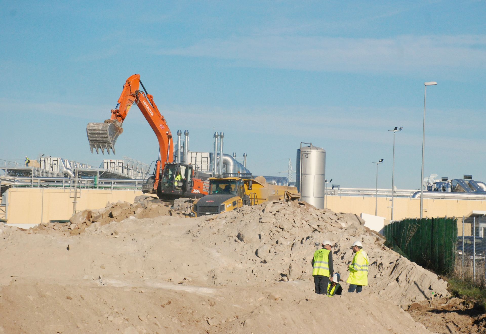 Moviemiento de tierras en las zona de la fábrica de diamantes.