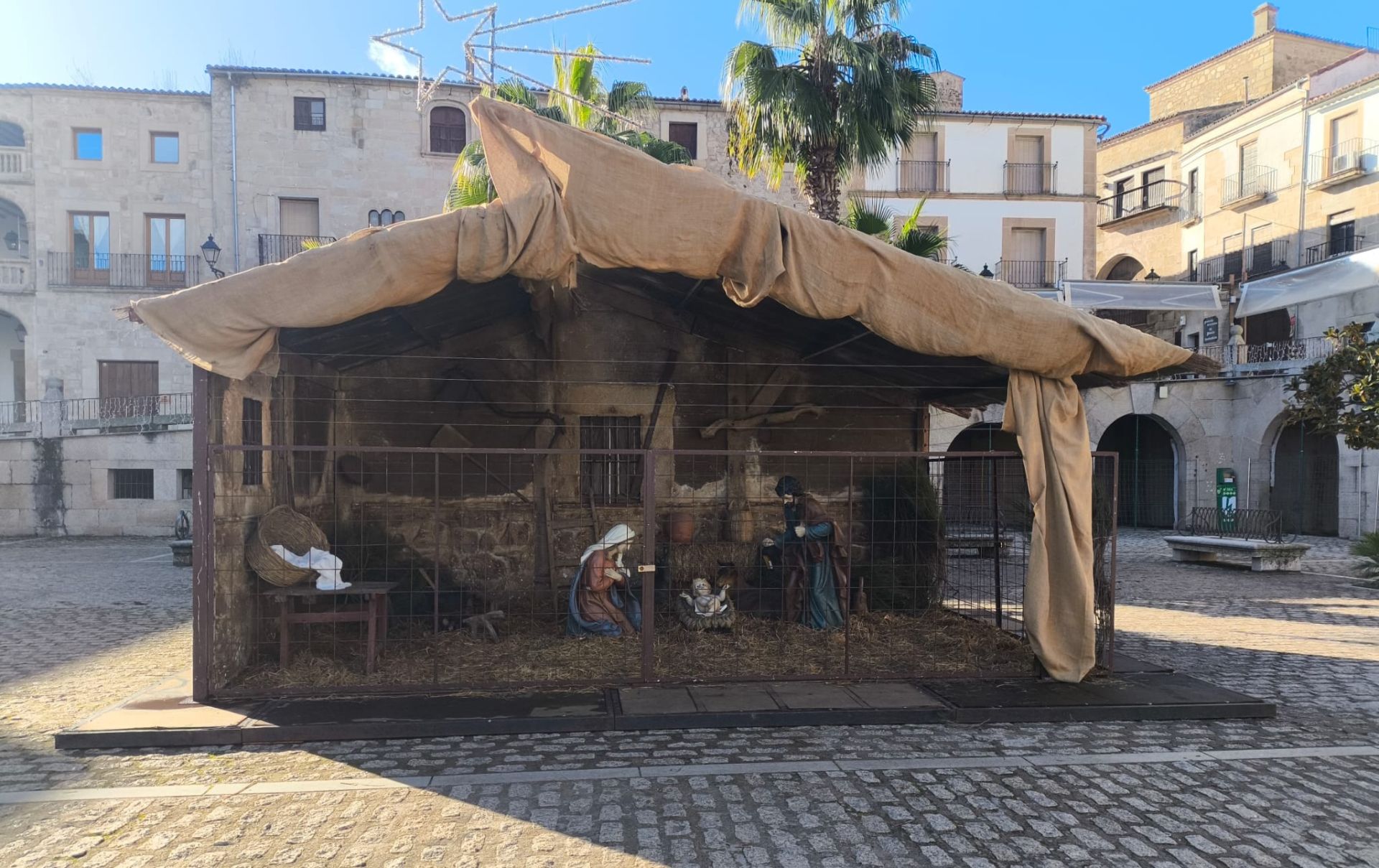El belén situado en la plaza Mayor.