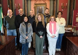 Dirigentes políticos y representantes sindicales, tras firmar el documento pactado.