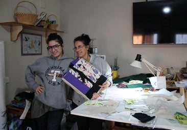 Hija y madre en el taller de costura con alguna de sus creaciones.