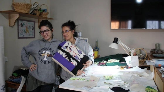 Madre e hija unen costura y diseño gráfico en una marca