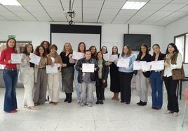 Las participantes del programa que acaba de terminar junto a sus responsables.