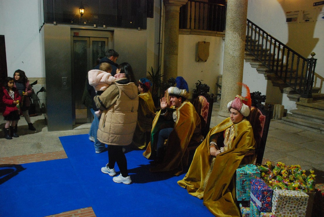 Más de 220 menores entregan sus cartas a los pajes de los Reyes Magos