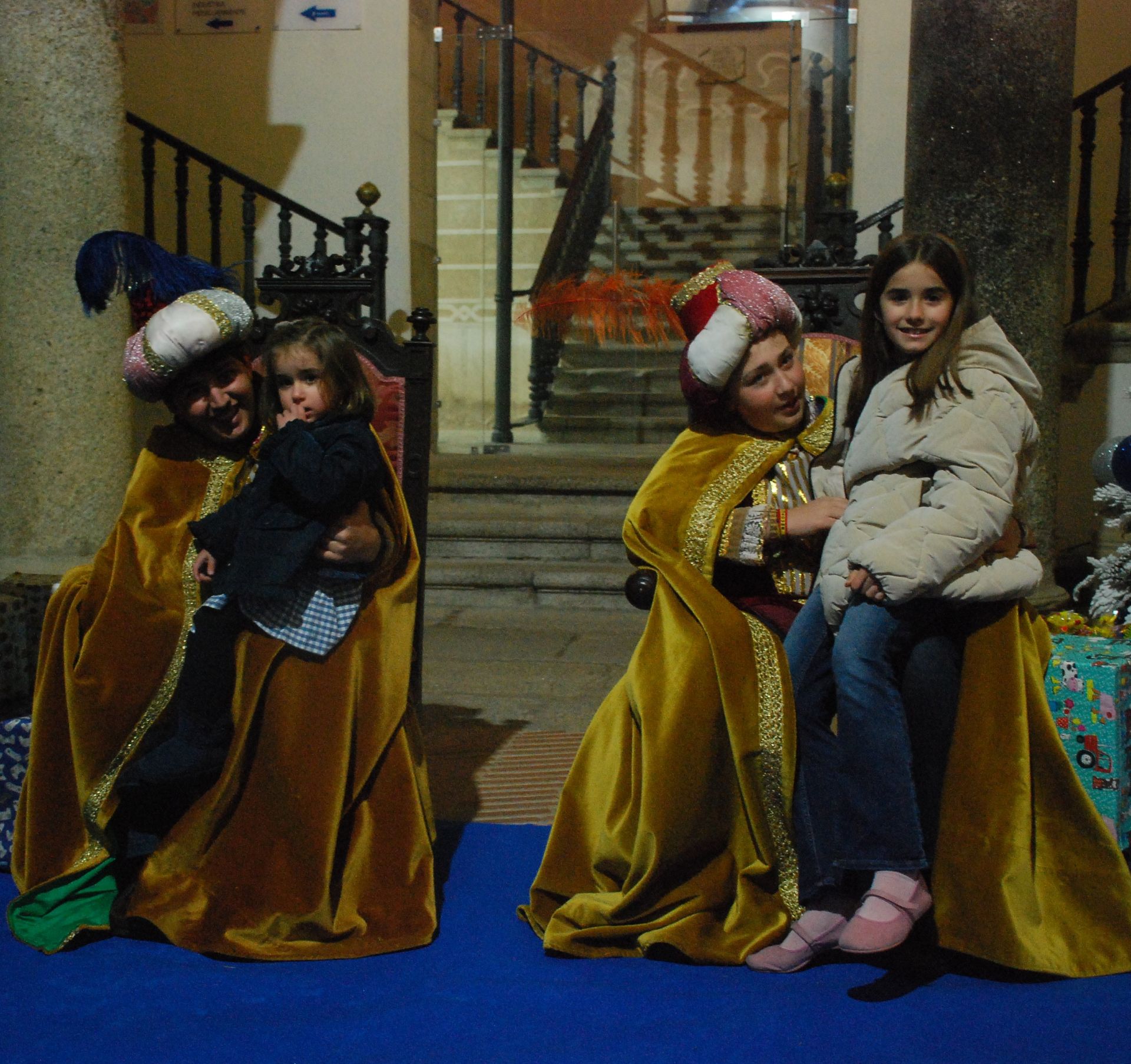 Más de 220 menores entregan sus cartas a los pajes de los Reyes Magos