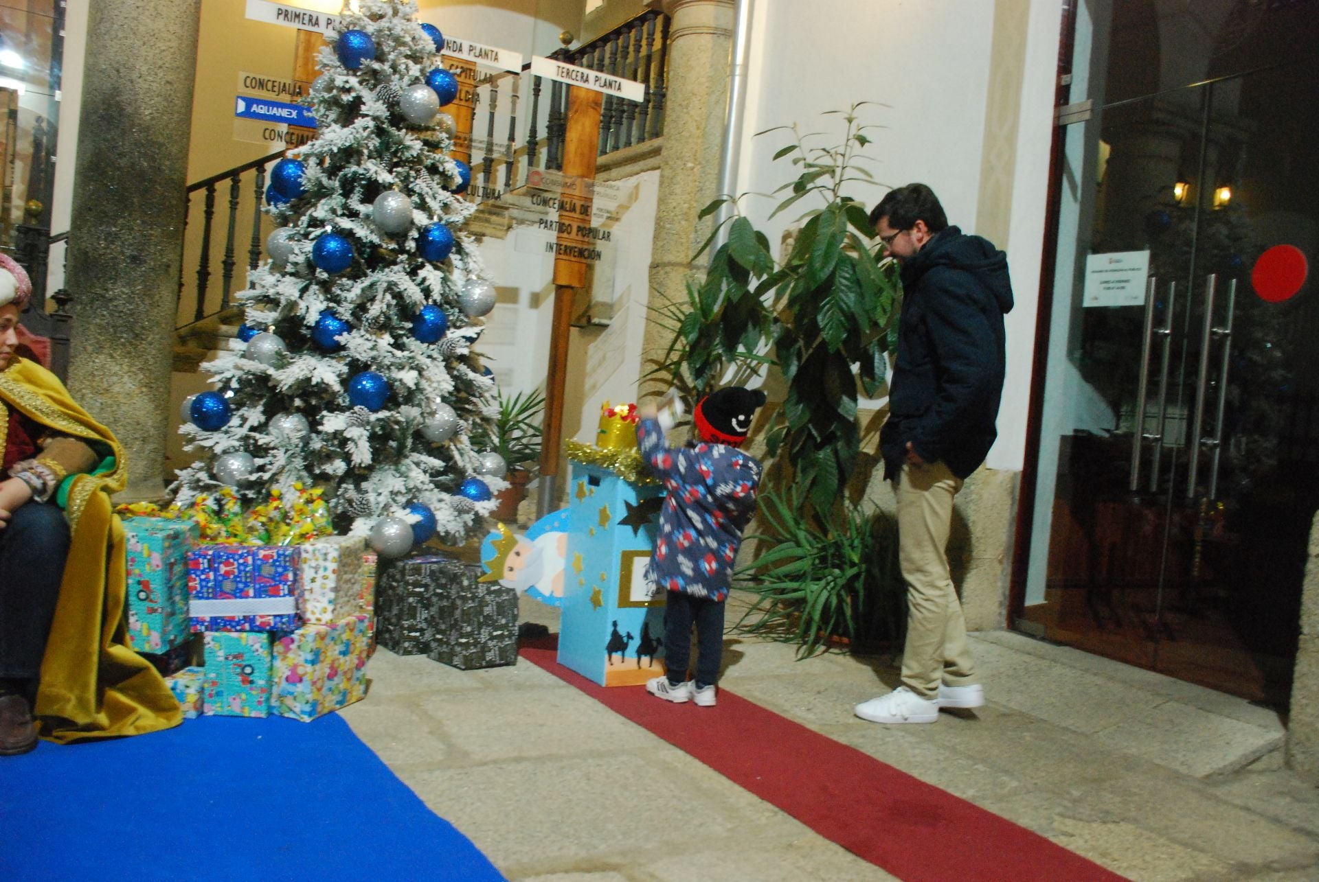 Más de 220 menores entregan sus cartas a los pajes de los Reyes Magos