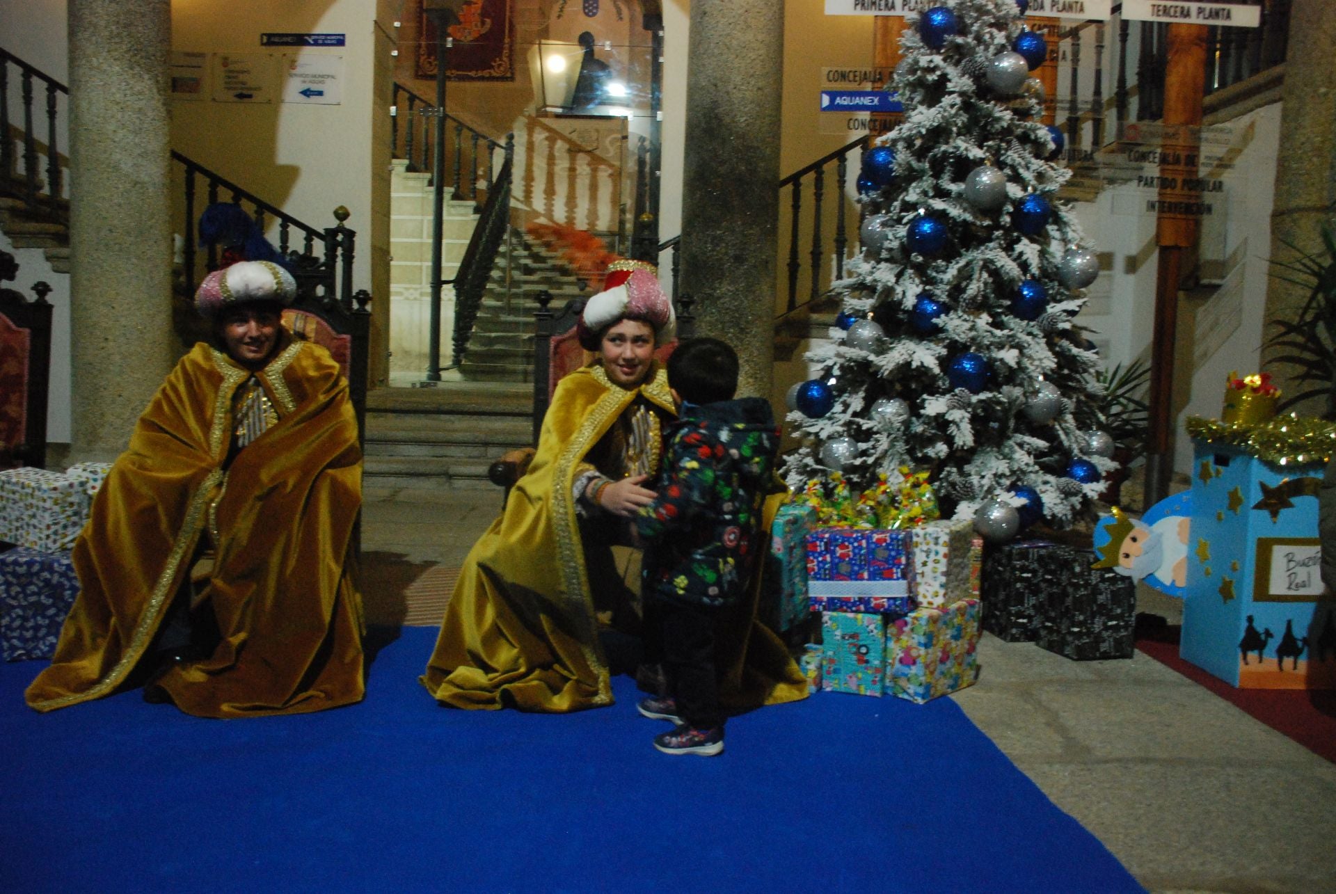 Más de 220 menores entregan sus cartas a los pajes de los Reyes Magos