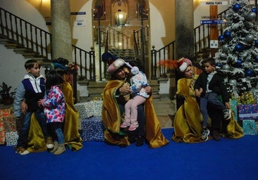 Más de 220 menores entregan sus cartas a los pajes de los Reyes Magos