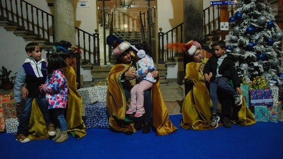 Más de 220 menores entregan sus cartas a los pajes de los Reyes Magos