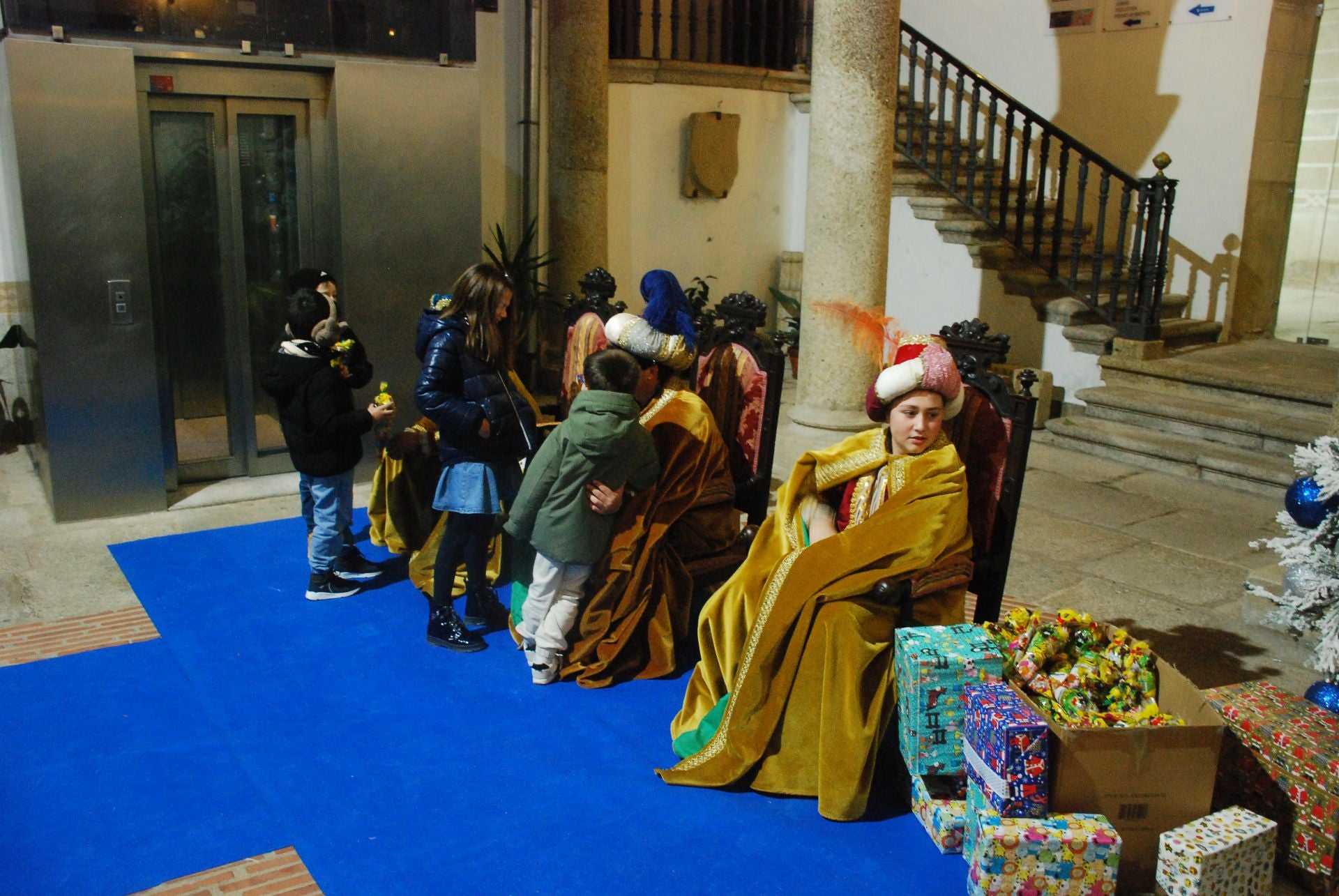 Más de 220 menores entregan sus cartas a los pajes de los Reyes Magos