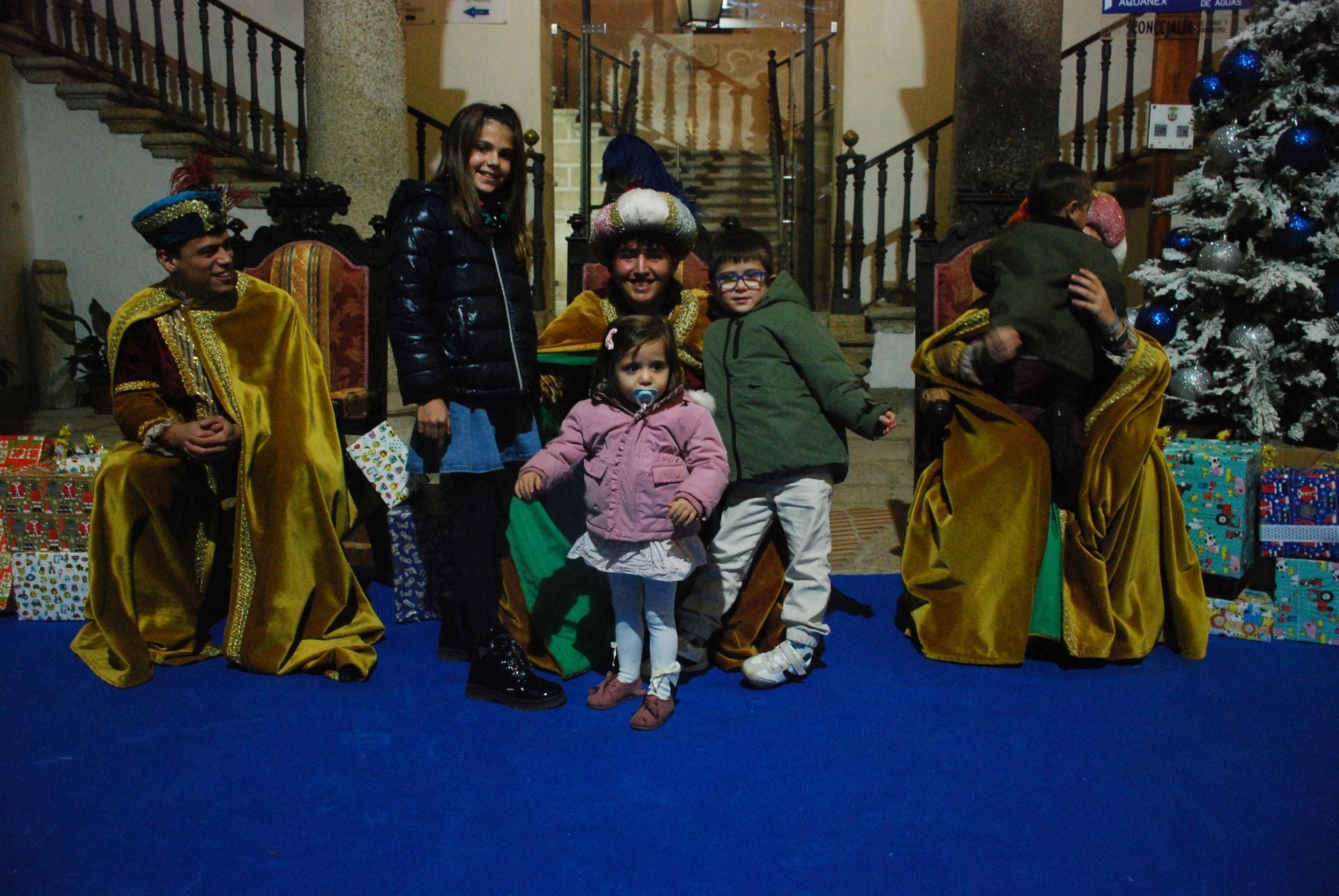 Más de 220 menores entregan sus cartas a los pajes de los Reyes Magos