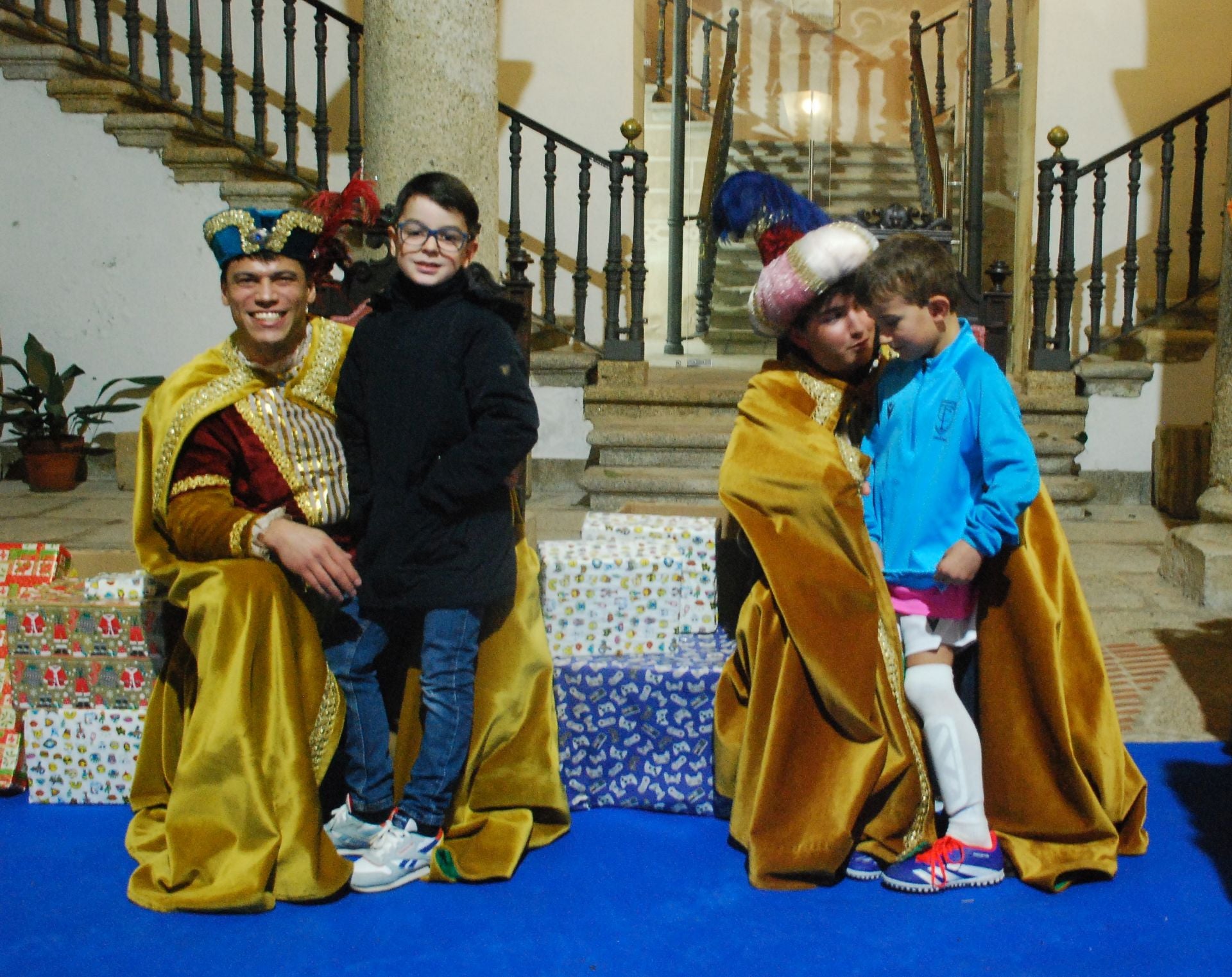 Más de 220 menores entregan sus cartas a los pajes de los Reyes Magos