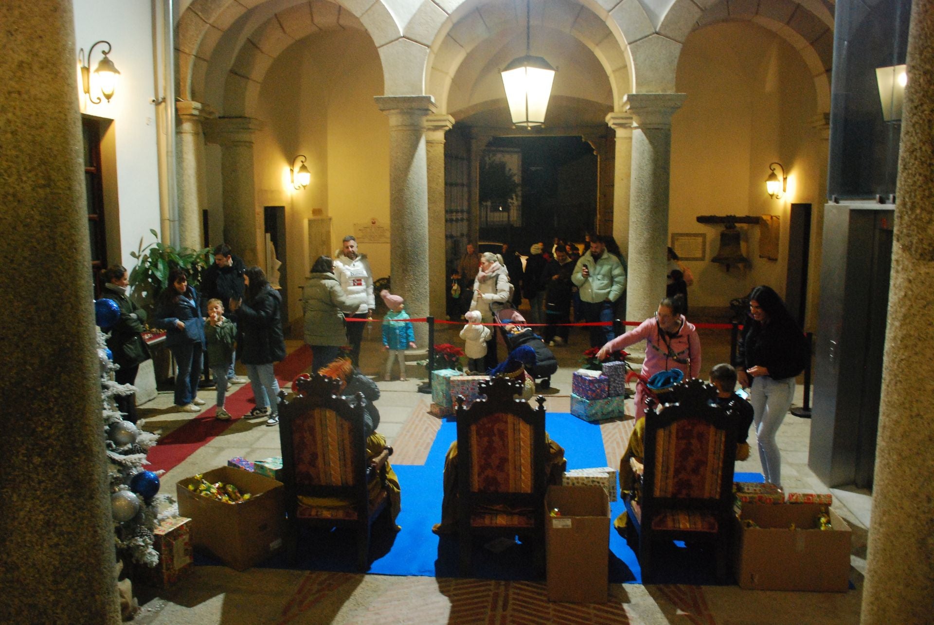 Más de 220 menores entregan sus cartas a los pajes de los Reyes Magos