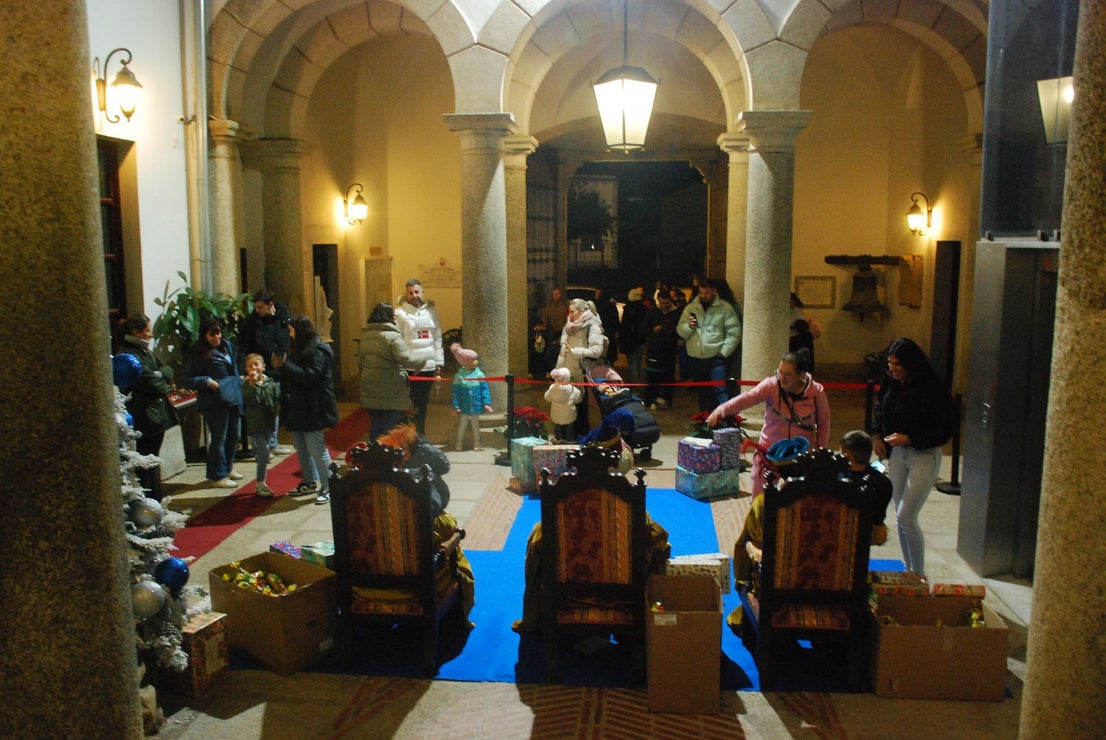 Más de 220 menores entregan sus cartas a los pajes de los Reyes Magos