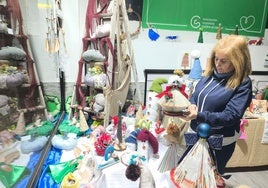 Mariví Carretero, con algunos de los artículos.