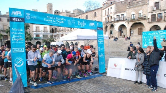 Un total de 127 corredores desafían al frío en la Media Maratón 'Ciudad de Trujillo'