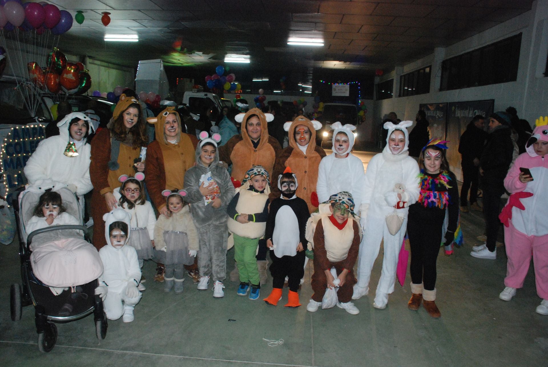 Imagen principal - El intenso frío no puede con la ilusión de la cabalgata de Reyes