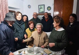 Tía Antonia, junto a dos de sus hijas e integrantes de la Hermandad Virgen del Rosario.