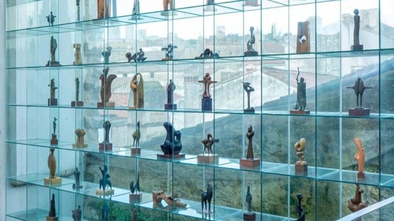 Una muestra con cerca de 200 esculturas da contenido al Palacio de los Barrantes Cervantes