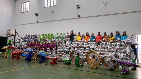 El colegio María de la Paz Orellana va de 'Trujillo a la Luna' en su desfile de Carnaval