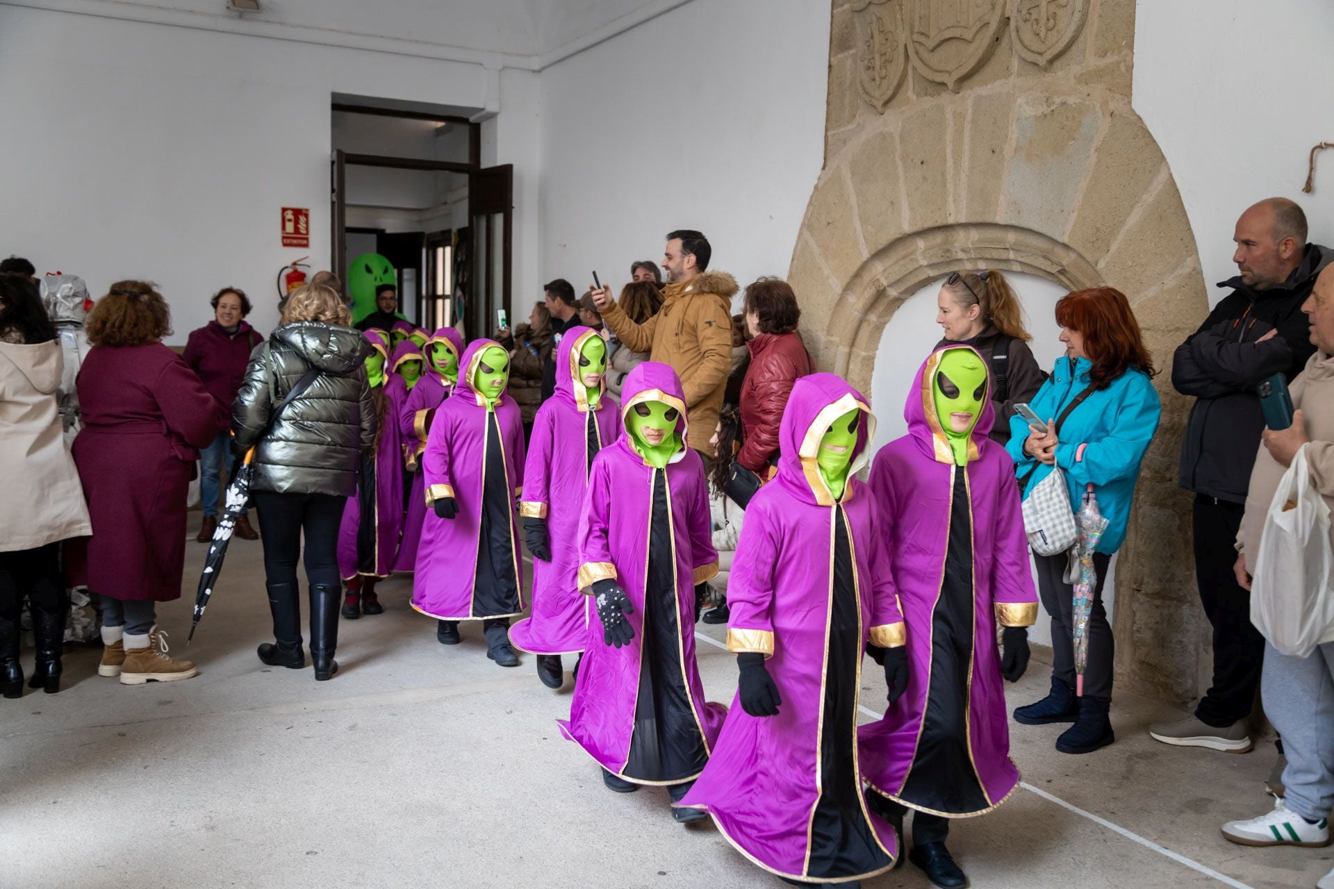 El colegio María de la Paz Orellana va de 'Trujillo a la Luna' en su desfile de Carnaval