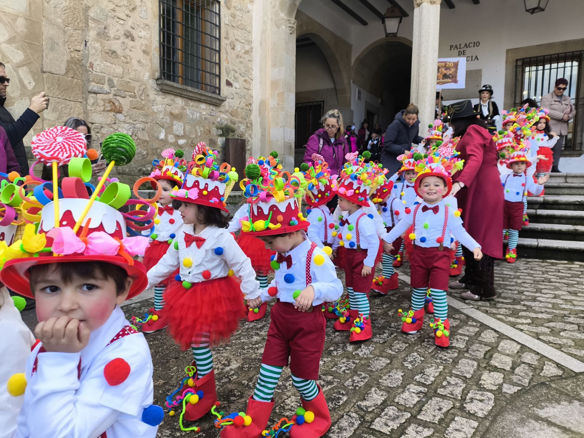 El Sagrado Corazón de Jesús lleva a cabo un desfile basado en 'El Carnaval del Siglo'