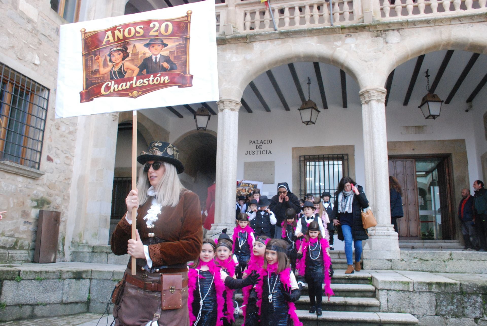 El Sagrado Corazón de Jesús lleva a cabo un desfile basado en 'El Carnaval del Siglo'