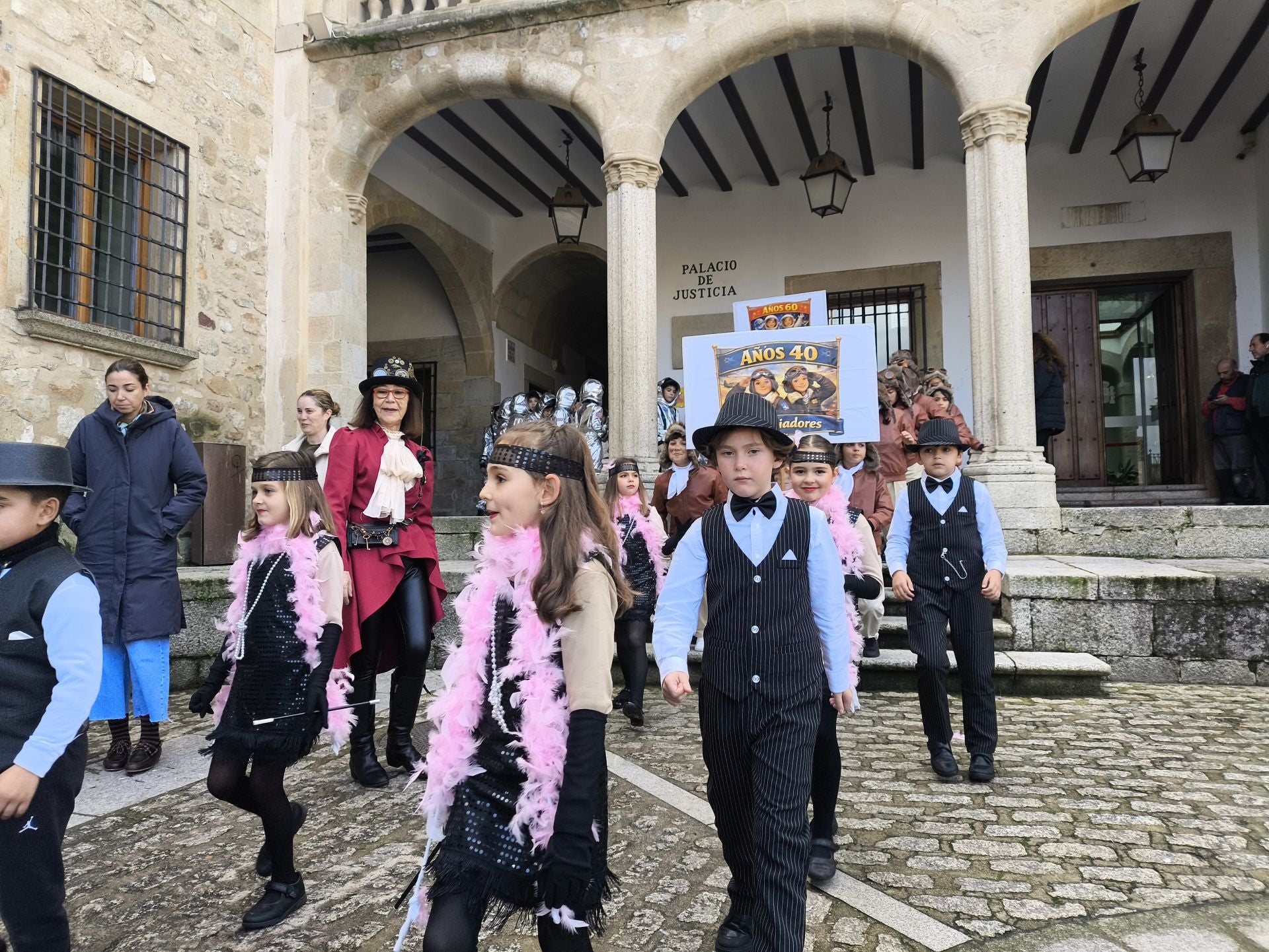 El Sagrado Corazón de Jesús lleva a cabo un desfile basado en 'El Carnaval del Siglo'