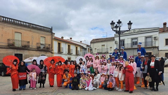 Grupos de amigos celebran un sencillo desfile de Carnaval en Huertas de Ánimas