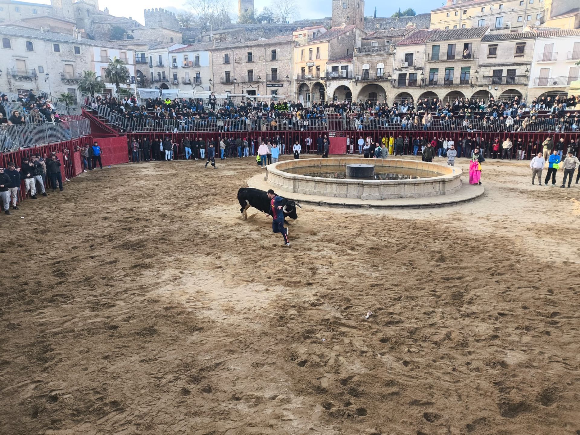 Imagen secundaria 2 - Los festejos taurinos acaban con un homenaje a Juan Luis Salcedo