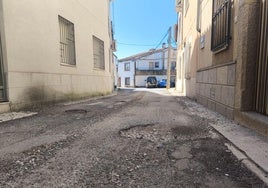 Una de las calles principales de Huertas de Ánimas, con baches.