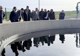 Autoridades en la visita a la EDAR