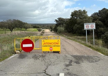 El camino vecinal con la señalización en la zona afectada.