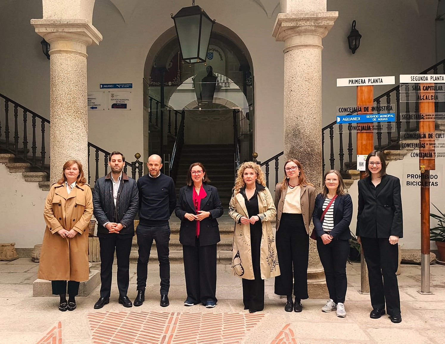 La consejera y la alcaldesa, junto con la delegación europea en el Ayuntamiento.