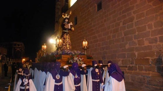 El Nazareno estrena un vía crucis por los alrededores del convento de San Padro