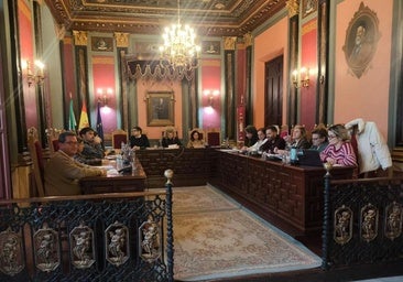 La alcaldesa busca negociar las cuentas con una oposición cada vez más alejada del Gobierno