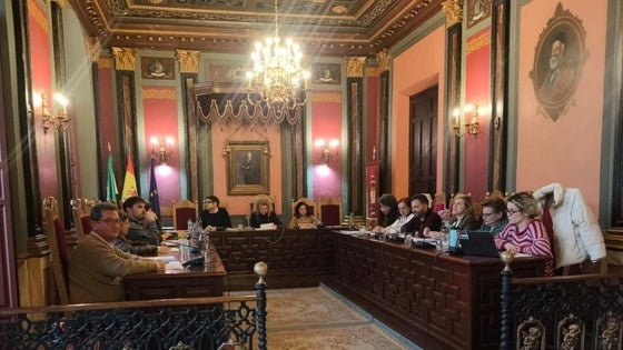 La alcaldesa busca negociar las cuentas con una oposición cada vez más alejada del Gobierno