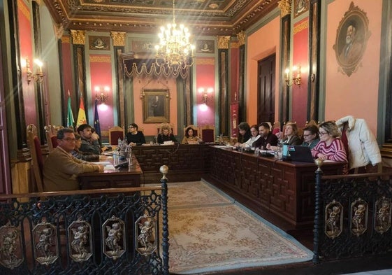 La alcaldesa busca negociar las cuentas con una oposición cada vez más alejada del Gobierno