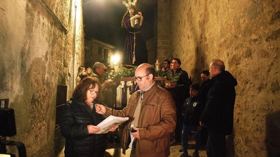 El Nazareno reúne a decenas de personas en su nuevo vía crucis