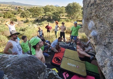 Participantes en una de las rocas, durante la convivencia.