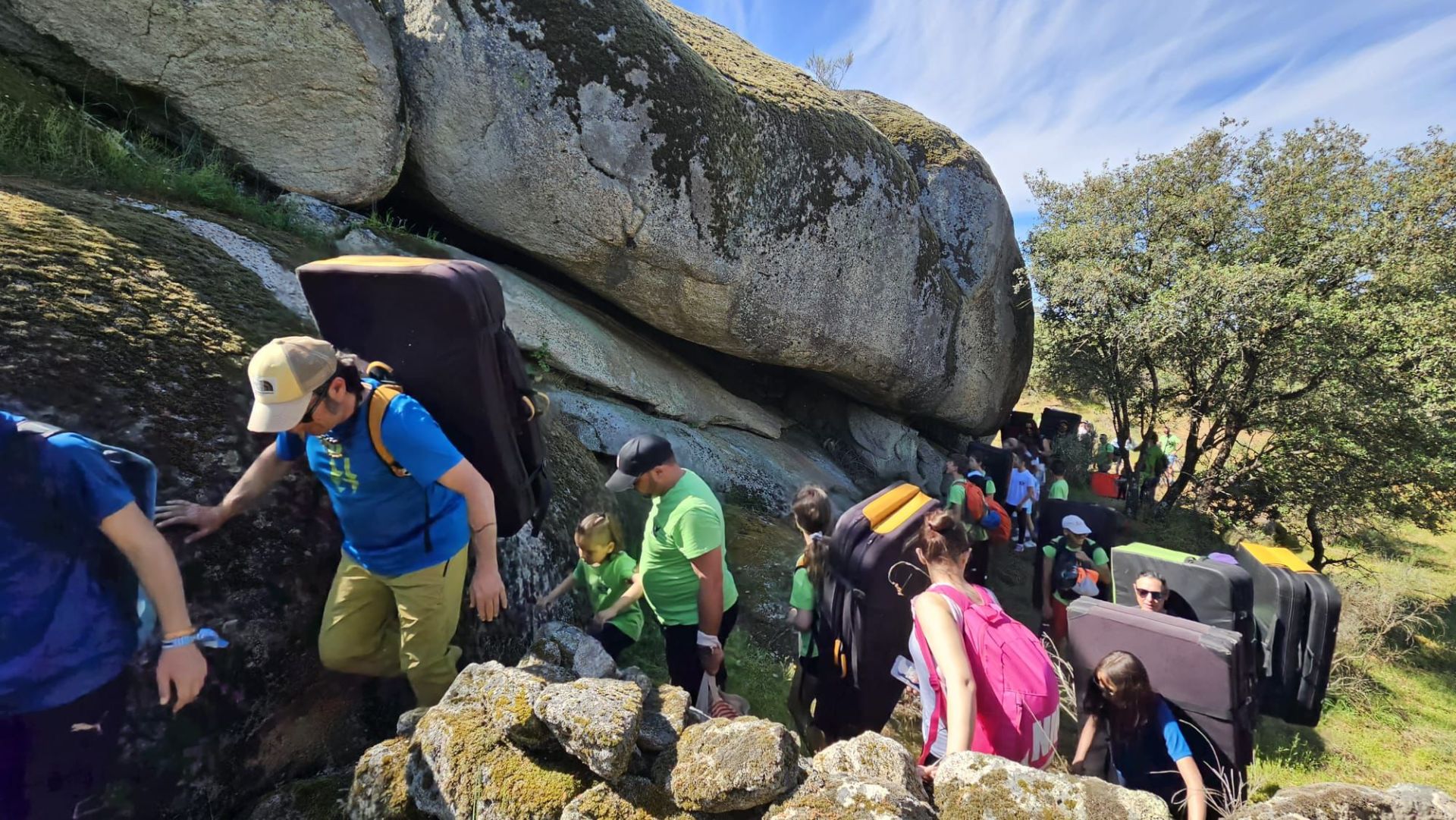 Imagen secundaria 1 - El club de escalada celebra su convivencia con gran participación y gran ambiente