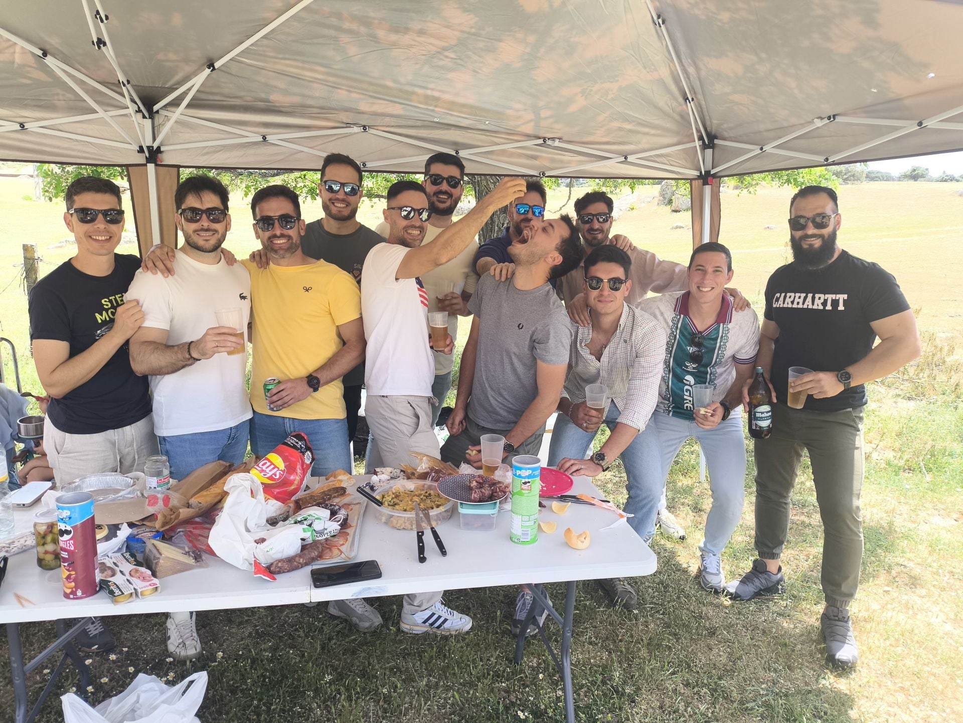 La romería del Cristo de la Vida, en Huertas de Ánimas, con decenas de grupos de amigos y familiares