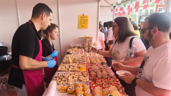Asistentes en la Feria del Queso, ayer.